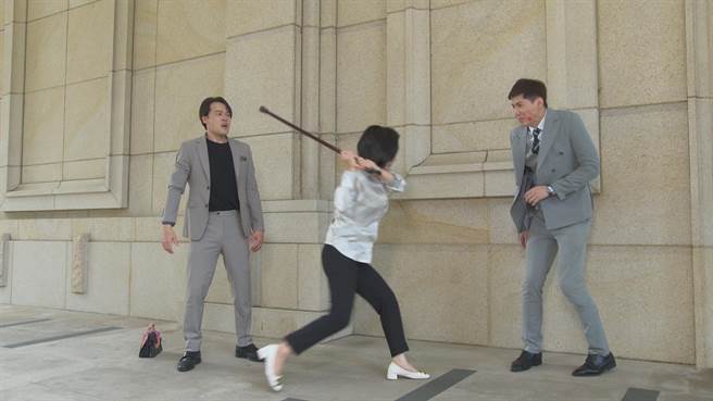 陈仙梅、黄文星拿拐杖教训王凯！让他直接被打趴。（民视提供）