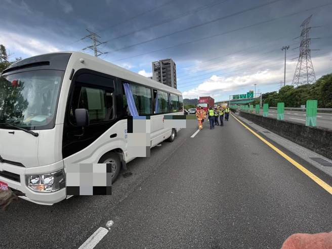韩国旅行团乘坐中型巴士遭联结车追撞。（民眾提供）
