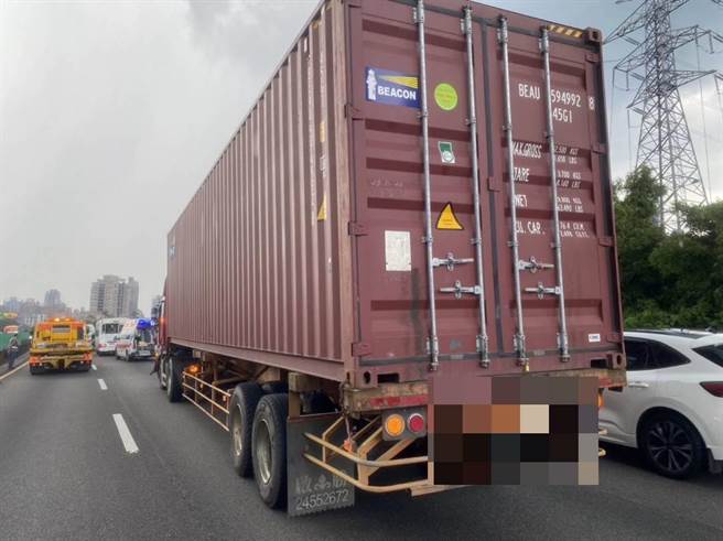 韩国旅行团乘坐中型巴士遭联结车追撞。（民眾提供）