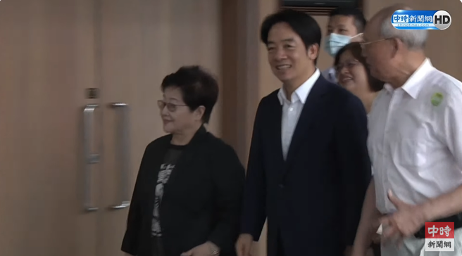 鸿海创办人郭台铭今（28）日宣布参选，民进党参选人赖清德下午出席活动露出笑意。（图取自中时YT）