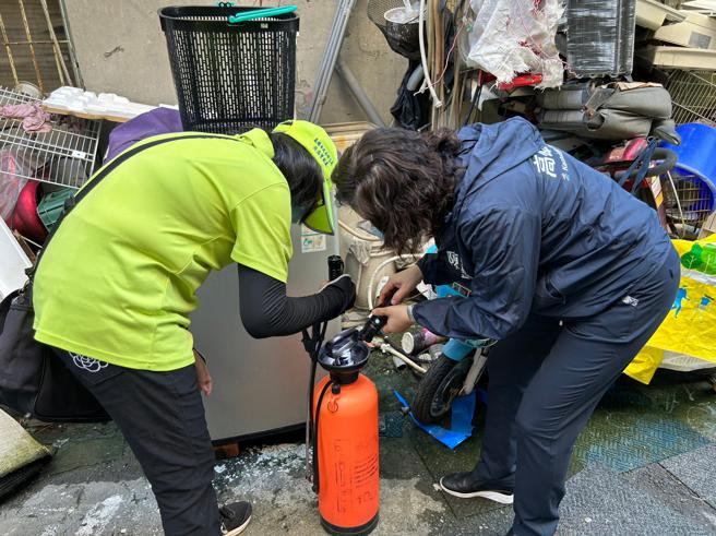 陳盈秀副秘書長率防疫團隊執行地毯式孳生源檢查。（圖片來源：高雄市衛生局提供）