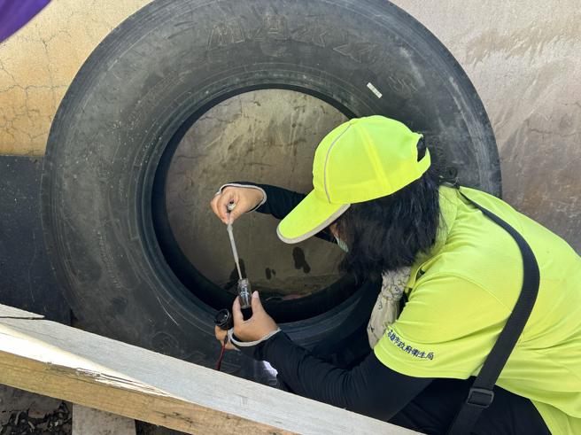 積水容器孳生孑孓採檢。（圖片來源：高雄市衛生局提供）