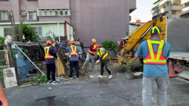 清潔隊現場清除遭民眾占用道路之雜物。（圖片來源：高雄市衛生局提供）