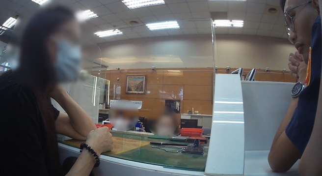 經過警方及行員勸說，高女才驚覺自己是遇到網路交友愛情詐騙。（警方提供）