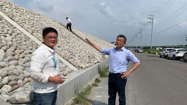 台中外埔区大安溪堤防短短半个月2起自撞车祸，连续带走3条人命，立法院副院长蔡其昌28日当场要求第三河川局提出交通安全改善计画。（陈淑娥摄）