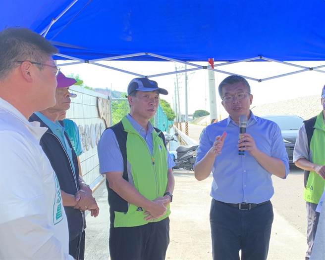 台中外埔区大安溪堤防短短半个月2起自撞车祸，连续带走3条人命，立法院副院长蔡其昌28日当场要求第三河川局提出交通安全改善计画。（陈淑娥摄）