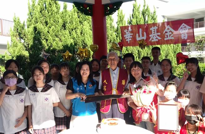 陳孝祿在現場表演鋸琴絕活，開心與師生們互動。（李京昇攝）