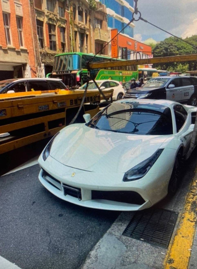 超跑照拖！北市「法拉利」違停被檢舉，警一查「車牌註銷」立即拖吊。(翻攝照片)