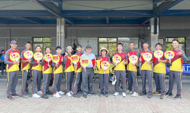 （彰化银行推广射箭运动，27日举办主场日「百发百中射箭嘉年华」活动，彰银董事长凌忠嫄(右六)与总经理周朝崇(左八)与射箭队合影。 图／彰化银行提供） 