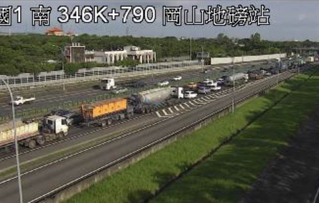 国1南向348.7公里处近冈山交流道路段于8月28日下午3时42分发生6辆小客车追撞事故，造成后方回堵6公里。（摘自警广即时报APP／林瑞益高雄传真）