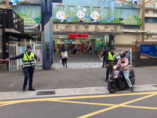 8月30日为北市国中小开学日，台北市警方为守护学童安全，特别规划交通疏导勤务，派遣员警执行交通疏导、路况查报及违停车辆取缔等勤务。（图／警方提供）