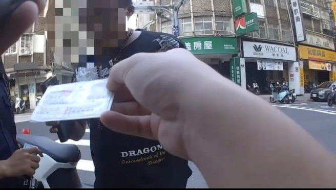 黄男说错自己个资引起警方注意，一查竟是逃亡21年的通缉犯。（警方提供）