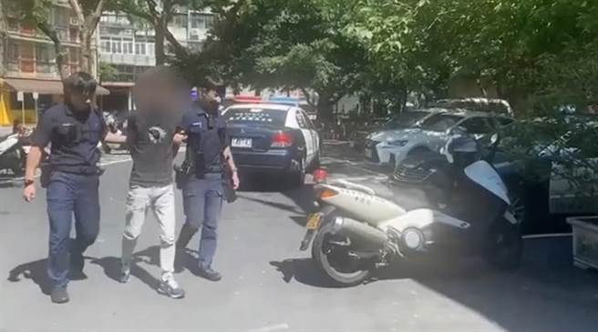 警方26日下午持拘票拘提许男到案，讯后依伤害、毁损及恐吓等罪嫌移送新北地检署侦办。（中和警分局提供）