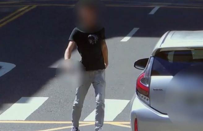 许男趁黄不备，用辣椒水枪喷洒眼部，他痛得睁不开眼，接着拿出球棒攻击黄头部及手肘，然后趁隙逃离现场。（中和警分局提供）