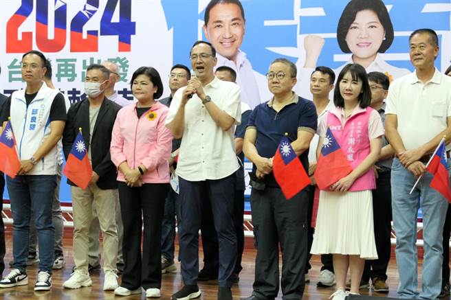 云林县立委参选人丁学忠（前左二）因嘴角手术，上台造势只有他1人戴口罩。（张朝欣摄）