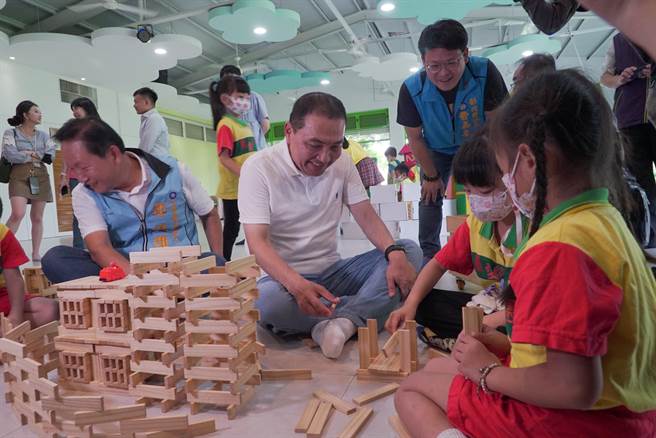 侯友宜今天下午2點左右現身重愛幼兒園，小朋友看到侯友宜到訪，高喊「侯爺爺好」，期間侯友宜陪小朋友在廣場體適能，還到室內玩積木、蓋城堡。（吳建輝攝）