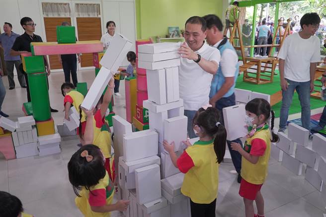 侯友宜表示，國內新生兒數再創新低，他認為國家要負責，包括津貼、社宅、公托等俱全，不要讓成家育兒成為年輕人的夢魘。（吳建輝攝）