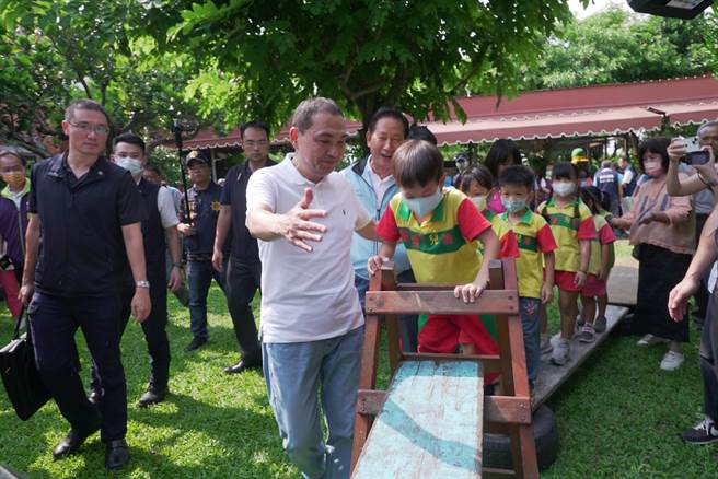 侯友宜被問到小朋友是不是比大人還守信用，他笑而不語。（吳建輝攝）