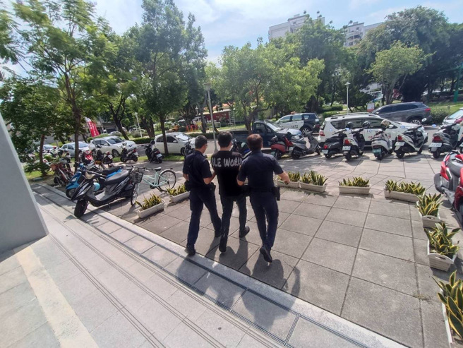 郭姓车手携带点验钞机，宣称自己也怕遭「假钞」诈骗，全案依诈欺罪、违反洗钱防制法罪嫌移送臺南地检署侦办。（警方提供）