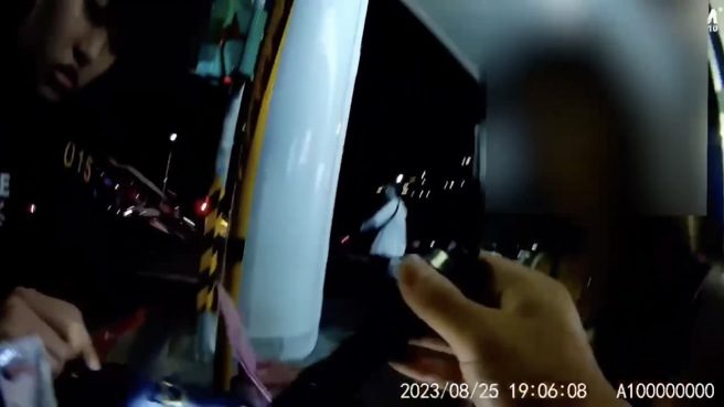 台北市1名货车驾驶因开车时观看手机，导致行车不稳遭警方拦查，意外查获持有一、二级毒品之毒鸳鸯及一名窃盗通缉犯。（图／警方提供）