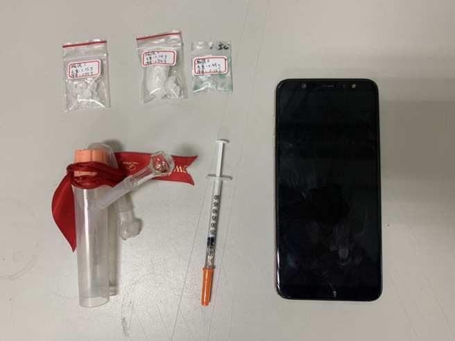 台北市1名货车驾驶因开车时观看手机，导致行车不稳遭警方拦查，意外查获持有一、二级毒品之毒鸳鸯及一名窃盗通缉犯。（图／警方提供）