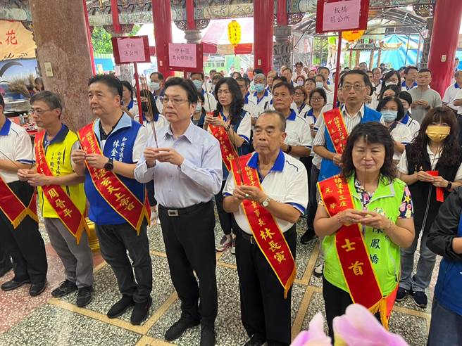 新北市副市长刘和然（右三）参加土城大墓公中元祭典。（王扬杰摄）