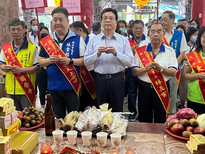 新北市副市长刘和然（图中）参加土城大墓公中元祭典。（王扬杰摄）