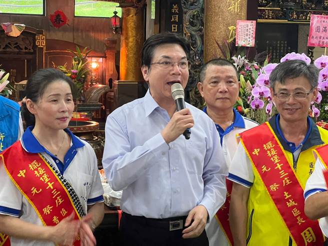 新北市副市长刘和然（图中）参加土城大墓公中元祭典。（王扬杰摄）