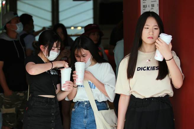 桃园市自推出循环杯租借，至今已减少使用一次性饮料杯4万4000杯次，相当于17.2座101大楼的高度。（桃园市环保局提供／陈梦茹桃园传真）