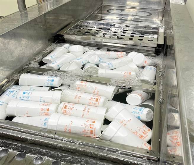 许多民眾对于循环杯的清洁仍有疑虑，为此桃园市环保局今也公布5大清洗步骤，要让民眾放心使用。（桃园市环保局提供／陈梦茹桃园传真）