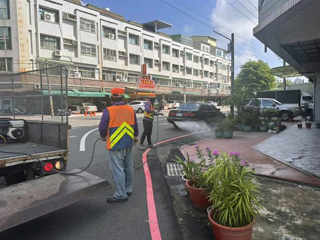 台南市登革熱疫情控不住，登革熱防治中心聽取疾管署南區管制中心的專業建議後，擬定2項最新的噴藥執行方式。（登防中心提供／洪榮志台南傳真）
