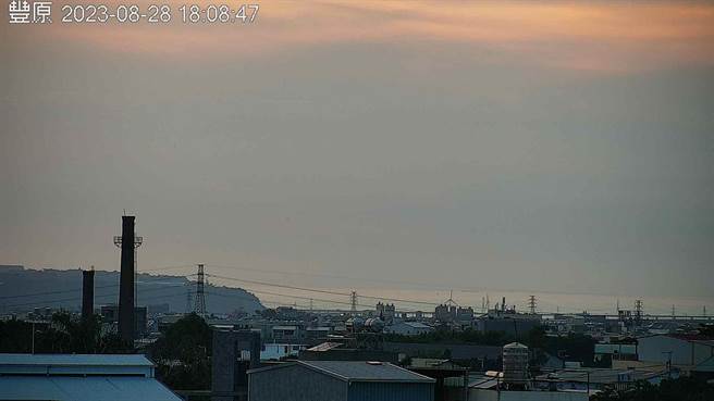 隨著颱風逐漸從東南方的海域靠近臺灣，環境部研判台中市等中部地區因位於背風側，加上下沉氣流影響，整體擴散條件不佳，恐怕會導致臭氧累積，使空氣品質可能惡化。（翻攝自空氣品質監測網／林良齊台北傳真）