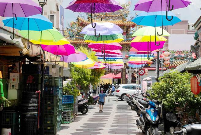 嘉义县民雄大士爷祭又有「雨伞节」称号，随大士爷祭将举行，大士爷庙旁高高挂起多彩雨伞成网美必拍风景。（吕妍庭摄）