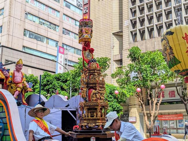 鷄笼中元祭28日下午进行迎斗灯仪式，今年轮值主普郭姓宗亲会的斗灯安奉在花车上，巡迴市区后，安置在基隆庆安宫内殿。（张志康摄）