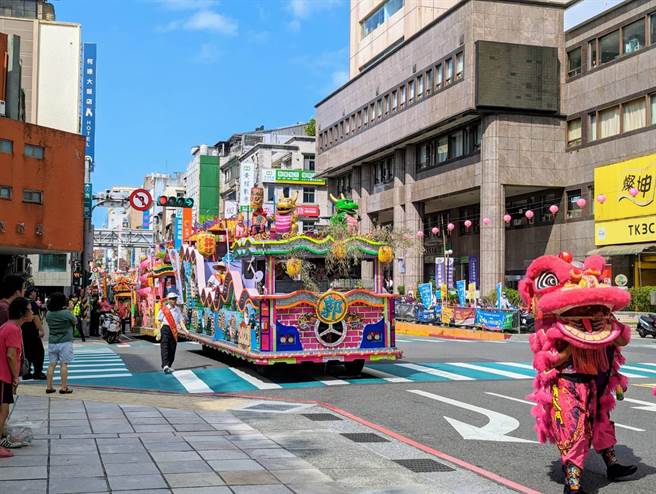 鷄笼中元祭的迎斗灯游行，由郭姓宗亲会带头，带着各姓宗亲会巡迴市区。（张志康摄）