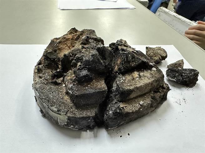 犯案4名嫌犯遭逮捕后声称有「坏东西」附在神像上才将其烧毁，寻获神像时已剩烧焦基座（警方提供）