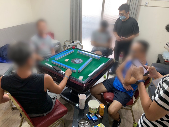 警方歷經1個月監控蒐證，24日16時許，見時機成熟前往搜索，當場查獲負責人連男及4名賭客。（圖／警方提供）