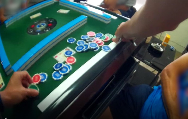 警方歷經1個月監控蒐證，24日16時許，見時機成熟前往搜索，當場查獲負責人連男及4名賭客。（圖／警方提供）