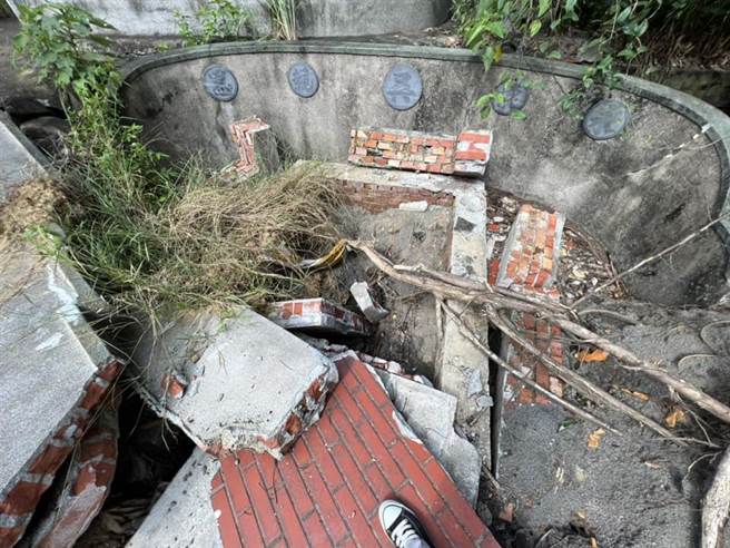 有网友在脸书地方社团贴文，指祖先墓地要被徵收拓宽道路，却未接到地主通知，近日才发现祖墓被挖了。（取自「嘉义绿豆大小事」脸书社团∕吕妍庭嘉义传真）