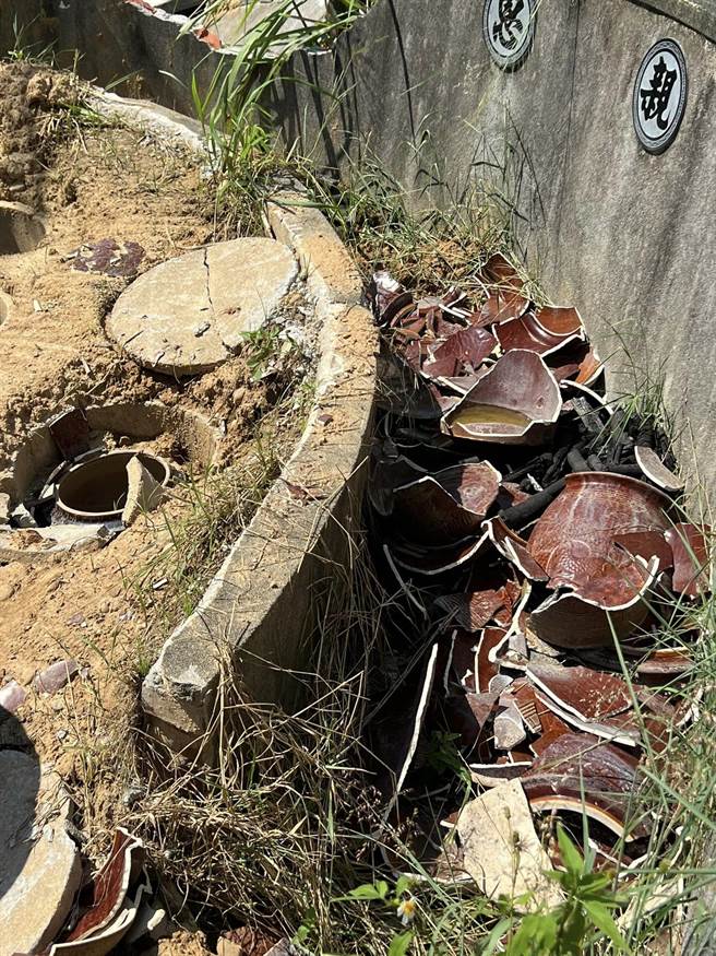 网友指祖墓被挖了，连骨灰罈都被打碎，但她却没接到通知。（取自「嘉义绿豆大小事」脸书社团∕吕妍庭嘉义传真）