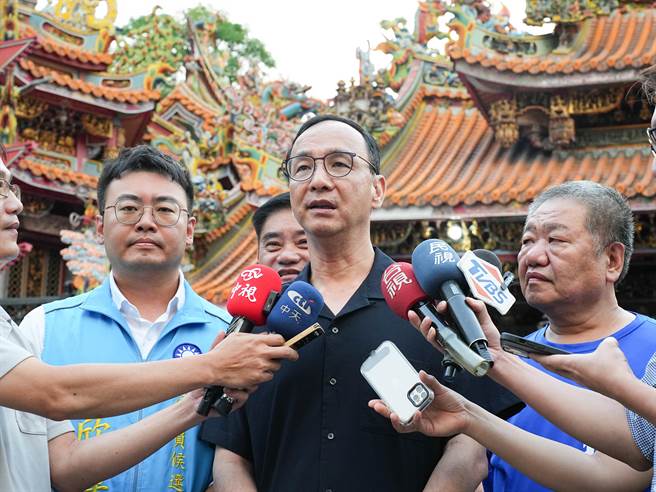 國民黨主席朱立倫今(28)晚表示，第一時間得知郭宣布參選後，感到非常遺憾，「我想今天民進黨到處在放鞭炮，且聽說今晚很多餐廳都訂滿了」。(黃敬文攝)