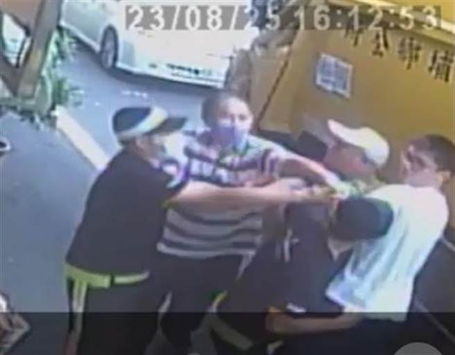 清洁队员与饮料店店员发生拉扯肢体衝突，经旁人劝说后才分开。（读者提供∕吕妍庭嘉义传真）