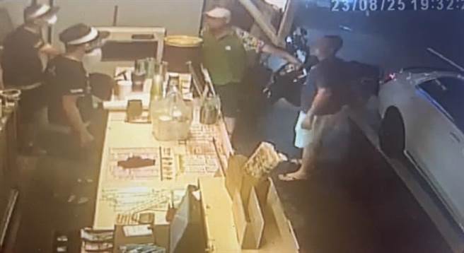 晚间清洁队员又找友人持球棒到饮料店理论，双方再度互呛、叫嚣。（读者提供∕吕妍庭嘉义传真）
