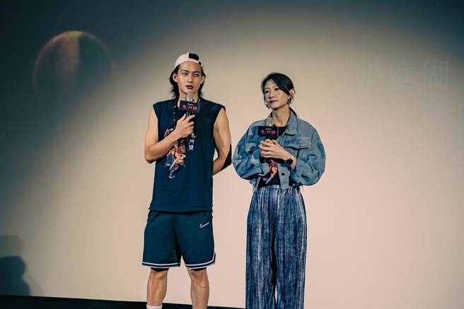 张庭瑚（左）、吴奕蓉出席映后和观众互动。（华影提供）