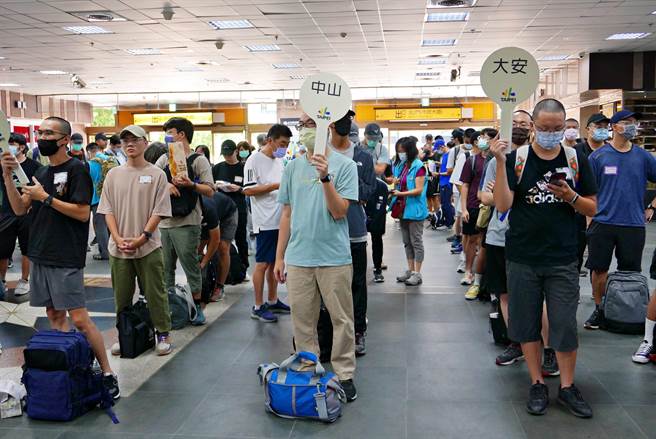 因应中颱苏拉预测路径南修，高屏地区进入暴风圈影响范围，内政部役政署通知，原订于8月30日入营的海军舰艇兵第053梯次常备兵役军事训练延期，调整至9月6日入营。