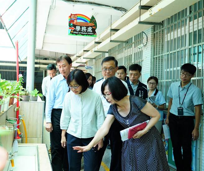 北市副市长林奕华28日前往校园巡查，提醒今年疫情快速升温，各校不可掉以轻心，应在开学前做好防疫措施。（教育局提供／蔡佩珈台北传真）