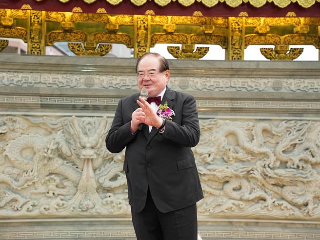 國民黨前祕書長李乾龍直言中華民國國民只要年滿40歲，都可以參加總統選舉，但必須先具備聯署資格，登記之後才算數，籲郭不要成為整合的絆腳石。(黃敬文攝)