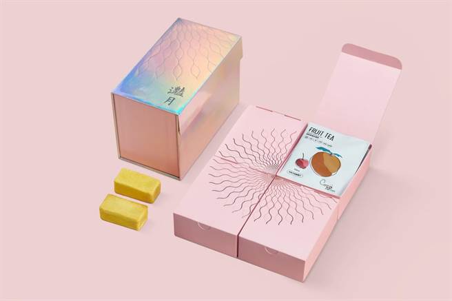 「滟月」宝岛凤梨酥月饼礼盒，内含土凤梨酥9入和鲜橙包种茶、苹果草莓红茶3包，售价1080元。(国泰饭店观光事业提供)