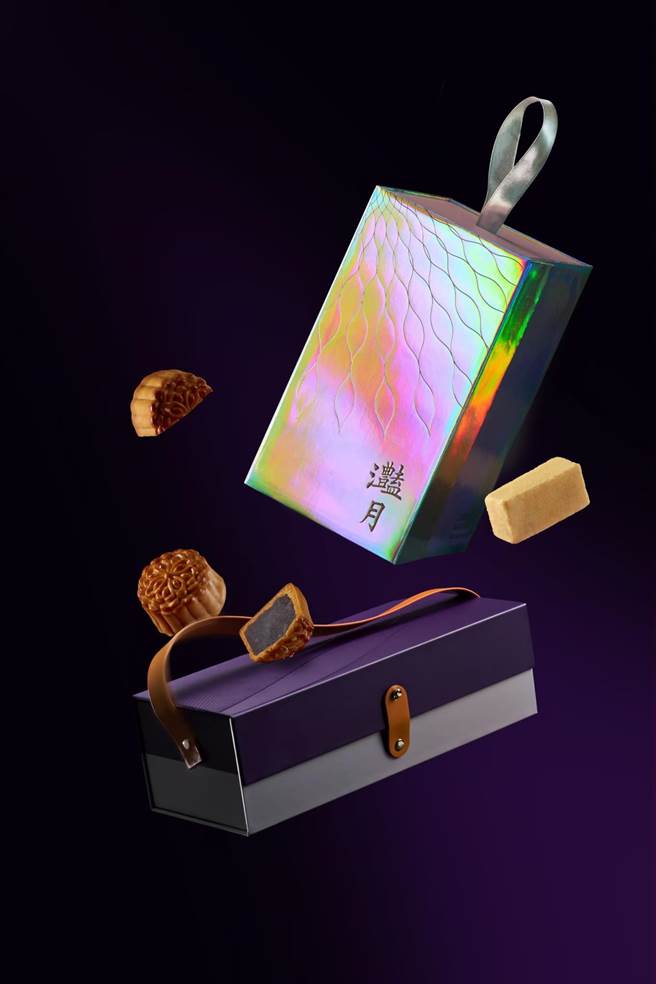 国泰饭店观光事业今年推出的2款中秋礼盒，不管是外观包装设计和糕饼口味，皆融合中西特色，礼盒设计具质感。(国泰饭店观光事业提供)