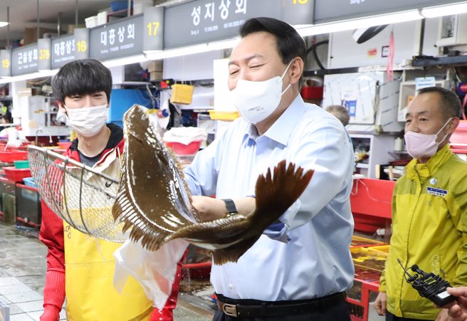 為安撫韓國內部日本核處理水疑慮，韓國總統尹錫悅大啖海鮮。圖為今年5月底尹錫悅走訪魚市場的照片。(圖/韓國總統府) 